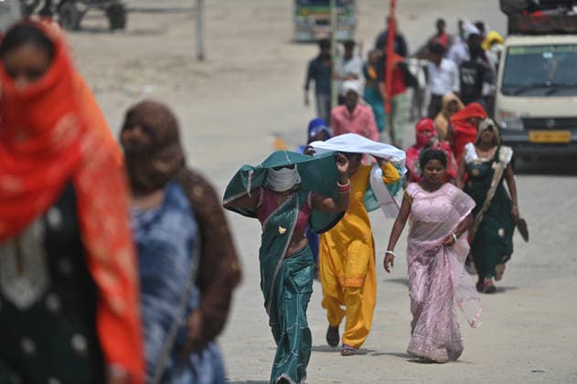 May 16, 2026, Prayagraj, Uttar Pradesh, India: Prayagraj: People cover themselves with clothe to being safe with heatwave on a hot summer day, in Prayagraj on Saturday, May 16, 2026. Prayagraj India - ZUMAv115 20260516_zap_v115_015 Copyright: xPrabhatxKumarxVermax