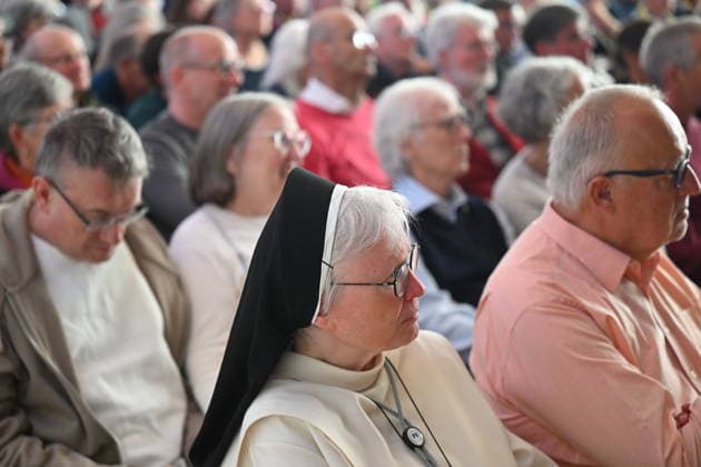 Besucher bei der Podiumsdiskussion Synodaler Weg Quo Vadis? mit Irme Stetter-Karp, Praesidentin des Zentralkomitees der deutschen Katholiken (ZdK), und der Vorsitzende der katholischen Deutschen Bischofskonferenz (DBK), Bischof Heiner Wilmer auf dem Katholikentag in Wuerzburg (Foto vom 16.05.2026). Bis Sonntag werden beim 104. Deutschen Katholikentag unter dem biblischen Leitwort Hab Mut, steh auf! mehrere zehntausend Teilnehmende zu insgesamt 900 Veranstaltungen erwartet. Das Treffen soll angesichts von Krieg, Klimawandel, sozialer Spaltung sowie Vertrauenskrisen in Politik und Kirche dazu ermutigen, nach Wegen fuer die Zukunft zu suchen. (Siehe epd-Meldung vom 16.05.2026) EDITORIAL USE ONLY
