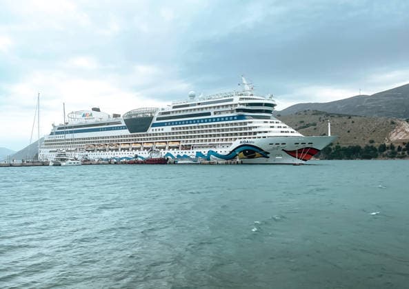 Kefalonia AIDAblu im Hafen von Kefalonia 08.05. 2026, v.l. Die AIDAblu im Hafen von Argostoli, der Hauptstadt der griechischen Insel Kefalonia. Das moderne Kreuzfahrtschiff liegt ruhig am Kai, Copyright: xLakomskix Eibner-Pressefotox EP_dli