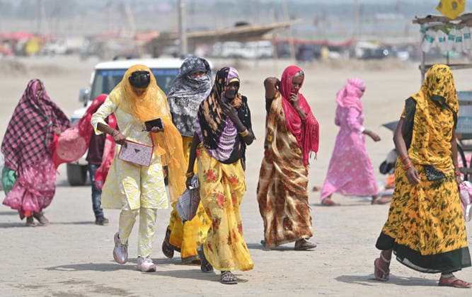 May 16, 2026, Prayagraj, Uttar Pradesh, India: Prayagraj: People cover themselves with clothe to being safe with heatwave on a hot summer day, in Prayagraj on Saturday, May 16, 2026. Prayagraj India  - ZUMAv115 20260516_zap_v115_009 Copyright: xPrabhatxKumarxVermax