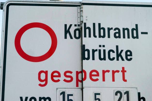 CNTV KOEHLBRAND- Hinweisschilder und Rot Weisse Absper Schrafen und Rote Waenlichter verhindern erneut die Zufahrt zur Hamburger Koehlbrandbruecke Sie ist erneut fuer Wartungs- und Reparaturarbeiten über das ganze Wochenende voll gesperrt 16.05.2026 Hamburg Köhlbrandbrücke Hamburg Deutschland