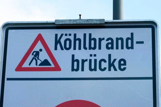 CNTV KOEHLBRAND- Hinweisschilder und Rot Weisse Absper Schrafen und Rote Waenlichter verhindern erneut die Zufahrt zur Hamburger Koehlbrandbruecke Sie ist erneut fuer Wartungs- und Reparaturarbeiten über das ganze Wochenende voll gesperrt 16.05.2026 Hamburg Köhlbrandbrücke Hamburg Deutschland