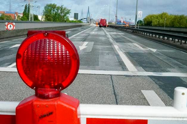 CNTV KOEHLBRAND- Hinweisschilder und Rot Weisse Absper Schrafen und Rote Waenlichter verhindern erneut die Zufahrt zur Hamburger Koehlbrandbruecke Sie ist erneut fuer Wartungs- und Reparaturarbeiten über das ganze Wochenende voll gesperrt 16.05.2026 Hamburg Köhlbrandbrücke Hamburg Deutschland