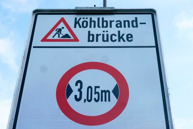 CNTV KOEHLBRAND- Hinweisschilder und Rot Weisse Absper Schrafen und Rote Waenlichter verhindern erneut die Zufahrt zur Hamburger Koehlbrandbruecke Sie ist erneut fuer Wartungs- und Reparaturarbeiten über das ganze Wochenende voll gesperrt 16.05.2026 Hamburg Köhlbrandbrücke Hamburg Deutschland