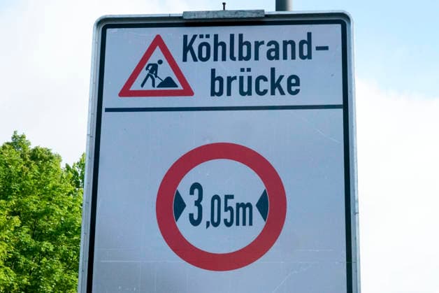 CNTV KOEHLBRAND- Hinweisschilder und Rot Weisse Absper Schrafen und Rote Waenlichter verhindern erneut die Zufahrt zur Hamburger Koehlbrandbruecke Sie ist erneut fuer Wartungs- und Reparaturarbeiten über das ganze Wochenende voll gesperrt 16.05.2026 Hamburg Köhlbrandbrücke Hamburg Deutschland