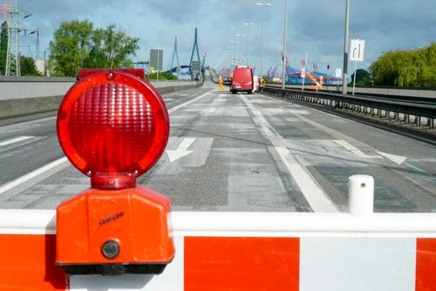 CNTV KOEHLBRAND- Hinweisschilder und Rot Weisse Absper Schrafen und Rote Waenlichter verhindern erneut die Zufahrt zur Hamburger Koehlbrandbruecke Sie ist erneut fuer Wartungs- und Reparaturarbeiten über das ganze Wochenende voll gesperrt 16.05.2026 Hamburg Köhlbrandbrücke Hamburg Deutschland