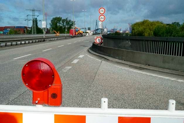 CNTV KOEHLBRAND- Hinweisschilder und Rot Weisse Absper Schrafen und Rote Waenlichter verhindern erneut die Zufahrt zur Hamburger Koehlbrandbruecke Sie ist erneut fuer Wartungs- und Reparaturarbeiten über das ganze Wochenende voll gesperrt 16.05.2026 Hamburg Köhlbrandbrücke Hamburg Deutschland