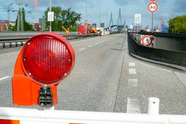 CNTV KOEHLBRAND- Hinweisschilder und Rot Weisse Absper Schrafen und Rote Waenlichter verhindern erneut die Zufahrt zur Hamburger Koehlbrandbruecke Sie ist erneut fuer Wartungs- und Reparaturarbeiten über das ganze Wochenende voll gesperrt 16.05.2026 Hamburg Köhlbrandbrücke Hamburg Deutschland