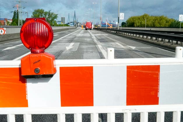 CNTV KOEHLBRAND- Hinweisschilder und Rot Weisse Absper Schrafen und Rote Waenlichter verhindern erneut die Zufahrt zur Hamburger Koehlbrandbruecke Sie ist erneut fuer Wartungs- und Reparaturarbeiten über das ganze Wochenende voll gesperrt 16.05.2026 Hamburg Köhlbrandbrücke Hamburg Deutschland