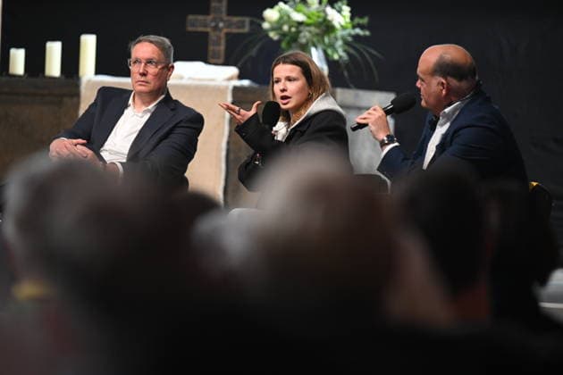 Podiumsdiskussion Wie gelingen Transformationsprozesse in Staat und Kirche? auf dem Katholikentag in Wuerzburg. (Foto vom 16.05.2026: Alexander Schweitzer (SPD), Ministerpraesident von Rheinland-Pfalz; Klima-Aktivistin Luisa Neubauer; Robin Alexander, Moderation (v.l.n.r.)) Bis Sonntag werden beim 104. Deutschen Katholikentag unter dem biblischen Leitwort Hab Mut, steh auf! mehrere zehntausend Teilnehmende zu insgesamt 900 Veranstaltungen erwartet. Das Treffen soll angesichts von Krieg, Klimawandel, sozialer Spaltung sowie Vertrauenskrisen in Politik und Kirche dazu ermutigen, nach Wegen fuer die Zukunft zu suchen. (Siehe epd-Meldung vom 16.05.2026) EDITORIAL USE ONLY