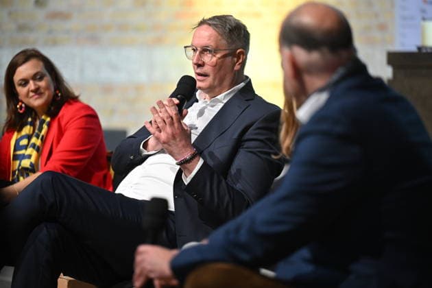 Podiumsdiskussion Wie gelingen Transformationsprozesse in Staat und Kirche? auf dem Katholikentag in Wuerzburg. (Foto vom 16.05.2026: Franziska Hoppermann (CDU), Ausschuss fuer Digitales und Staatsmodernisierung; Alexander Schweitzer (SPD), Ministerpraesident von Rheinland-Pfalz; Robin Alexander, Moderation (v.l.n.r.)) Bis Sonntag werden beim 104. Deutschen Katholikentag unter dem biblischen Leitwort Hab Mut, steh auf! mehrere zehntausend Teilnehmende zu insgesamt 900 Veranstaltungen erwartet. Das Treffen soll angesichts von Krieg, Klimawandel, sozialer Spaltung sowie Vertrauenskrisen in Politik und Kirche dazu ermutigen, nach Wegen fuer die Zukunft zu suchen. (Siehe epd-Meldung vom 16.05.2026) EDITORIAL USE ONLY