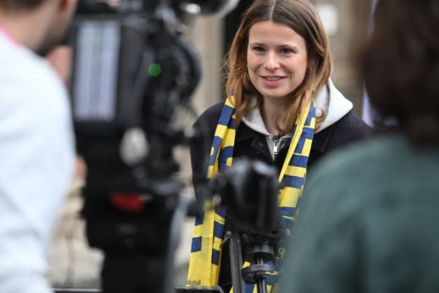 Klima-Aktivistin Luisa Neubauer wird auf dem Katholikentag in Wuerzburg interviewt (Foto vom 16.05.2026). Bis Sonntag werden beim 104. Deutschen Katholikentag unter dem biblischen Leitwort Hab Mut, steh auf! mehrere zehntausend Teilnehmende zu insgesamt 900 Veranstaltungen erwartet. Das Treffen soll angesichts von Krieg, Klimawandel, sozialer Spaltung sowie Vertrauenskrisen in Politik und Kirche dazu ermutigen, nach Wegen fuer die Zukunft zu suchen. (Siehe epd-Meldung vom 16.05.2026) EDITORIAL USE ONLY