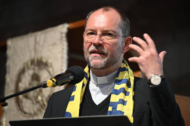 Andreas Frick, Hauptgeschaeftsfuehrer von Misereor, ZdK-Mitglied, spricht beim Podium Wem gehoert die Welt? Die neuen Kolonialherren und das Schachern um Ressourcen waehrend des Katholikentags in Wuerzburg (Foto vom 16.05.2026). Bis Sonntag werden beim 104. Deutschen Katholikentag unter dem biblischen Leitwort Hab Mut, steh auf! mehrere zehntausend Teilnehmende zu insgesamt 900 Veranstaltungen erwartet. Das Treffen soll angesichts von Krieg, Klimawandel, sozialer Spaltung sowie Vertrauenskrisen in Politik und Kirche dazu ermutigen, nach Wegen fuer die Zukunft zu suchen. (Siehe epd-Meldung vom 16.05.2026) EDITORIAL USE ONLY