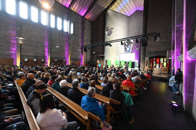 Zahlreiche Besucher und Besucherinnen hoeren dem Podium Wem gehoert die Welt? Die neuen Kolonialherren und das Schachern um Ressourcen in St. Johannis zu waehrend des Katholikentags in Wuerzburg (Foto vom 16.05.2026). Bis Sonntag werden beim 104. Deutschen Katholikentag unter dem biblischen Leitwort Hab Mut, steh auf! mehrere zehntausend Teilnehmende zu insgesamt 900 Veranstaltungen erwartet. Das Treffen soll angesichts von Krieg, Klimawandel, sozialer Spaltung sowie Vertrauenskrisen in Politik und Kirche dazu ermutigen, nach Wegen fuer die Zukunft zu suchen. (Siehe epd-Meldung vom 16.05.2026) EDITORIAL USE ONLY