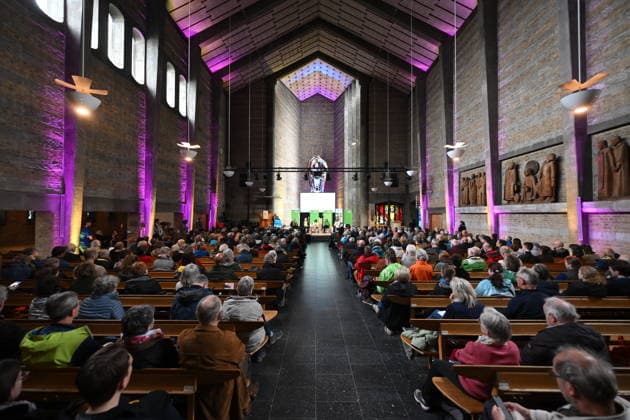 Zahlreiche Besucher und Besucherinnen hoeren dem Podium Wem gehoert die Welt? Die neuen Kolonialherren und das Schachern um Ressourcen in St. Johannis zu waehrend des Katholikentags in Wuerzburg (Foto vom 16.05.2026). Bis Sonntag werden beim 104. Deutschen Katholikentag unter dem biblischen Leitwort Hab Mut, steh auf! mehrere zehntausend Teilnehmende zu insgesamt 900 Veranstaltungen erwartet. Das Treffen soll angesichts von Krieg, Klimawandel, sozialer Spaltung sowie Vertrauenskrisen in Politik und Kirche dazu ermutigen, nach Wegen fuer die Zukunft zu suchen. (Siehe epd-Meldung vom 16.05.2026) EDITORIAL USE ONLY