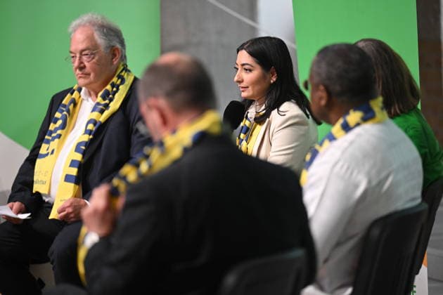 Ulrich Hemel (l.), Ehrenvorsitzender des Bunds katholischer Unternehmer, und Reem Alabali Radovan (M), Bundesministerin fuer wirtschaftliche Zusammenarbeit und Entwicklung, beim Podium Wem gehoert die Welt? Die neuen Kolonialherren und das Schachern um Ressourcen waehrend des Katholikentags in Wuerzburg (Foto vom 16.05.2026). Bis Sonntag werden beim 104. Deutschen Katholikentag unter dem biblischen Leitwort Hab Mut, steh auf! mehrere zehntausend Teilnehmende zu insgesamt 900 Veranstaltungen erwartet. Das Treffen soll angesichts von Krieg, Klimawandel, sozialer Spaltung sowie Vertrauenskrisen in Politik und Kirche dazu ermutigen, nach Wegen fuer die Zukunft zu suchen. (Siehe epd-Meldung vom 16.05.2026) EDITORIAL USE ONLY