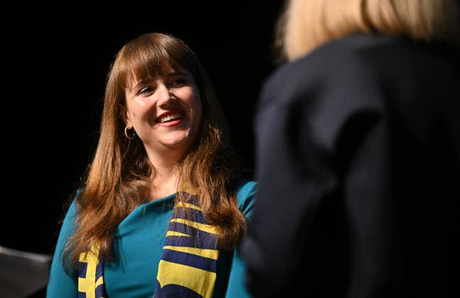 Biblischer Dialog mit Ricarda Lang auf dem Katholikentag in Wuerzburg (Foto vom 16.05.2026). Bei der Bibelarbeit hat sich die Gruenen-Politikerin Ricarda Lang fuer das Uebernehmen von mehr Verantwortung gegenueber den Schwachen ausgesprochen. Bis Sonntag werden beim 104. Deutschen Katholikentag unter dem biblischen Leitwort Hab Mut, steh auf! mehrere zehntausend Teilnehmende zu insgesamt 900 Veranstaltungen erwartet. Das Treffen soll angesichts von Krieg, Klimawandel, sozialer Spaltung sowie Vertrauenskrisen in Politik und Kirche dazu ermutigen, nach Wegen fuer die Zukunft zu suchen. (Siehe epd-Meldung vom 16.05.2026) EDITORIAL USE ONLY
