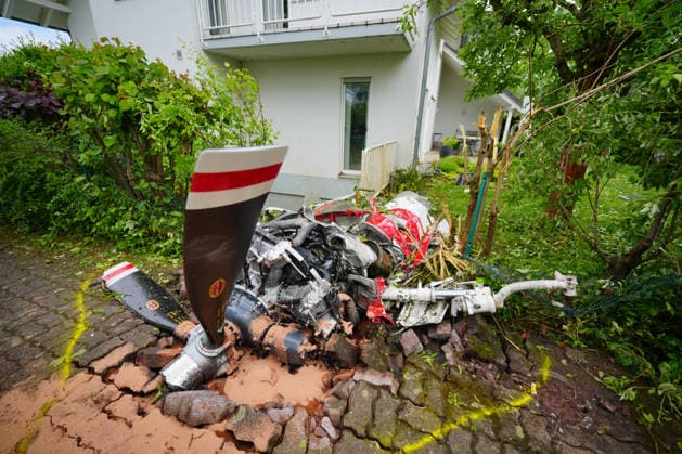 Zwei Tote bei Absturz eines Kleinflugzeugs in Wohngebiet, Trümmerteile eines Kleinflugzeuges liegen auf dem Boden. Am Ortsrand von Limburgerhof im Rhein-Pfalz-Kreis ist offenbar ein kleines Flugzeug abgestürzt. Nach Angaben der Feuerwehr soll die Maschine dabei auch ein Haus gestreift haben. Viele Einsatzkräfte sind vor Ort, teilte die Polizei mit. Ersten Informationen zufolge sind bei dem Absturz zwei Menschen ums Leben gekommen. Eine Person wurde verletzt. Limburgerhof Rheinland-Pfalz Deutschland Limburgerhof