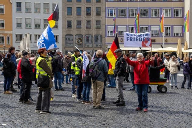 Demonstration gegen die aktuelle Bundesregierung unter Bundeskanzler Friedrich Merz in Augsburg. Unter dem Motto: Merz muss weg! Demoteilnehmer mit Deutschland-Flaggen bzw Fahnen
