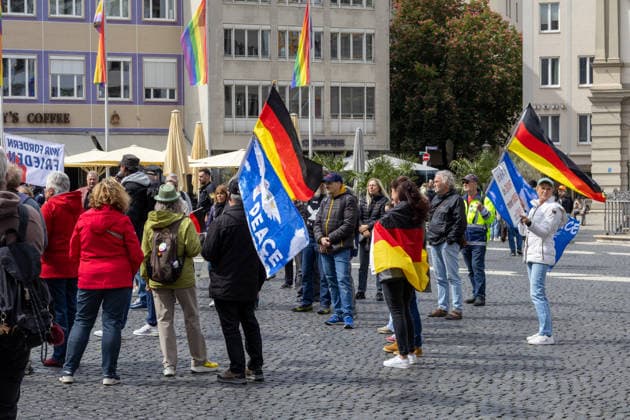 Demonstration gegen die aktuelle Bundesregierung unter Bundeskanzler Friedrich Merz in Augsburg. Unter dem Motto: Merz muss weg! Demoteilnehmer mit Deutschland-Flaggen bzw Fahnen