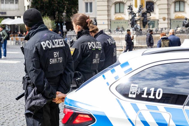 Demonstration gegen die aktuelle Bundesregierung unter Bundeskanzler Friedrich Merz in Augsburg. Unter dem Motto: Merz muss weg! Polizeikräfte der Bayerischen Polizei sichern die Demonstration und beobachten die Lage rund um den Veranstaltungsbereich