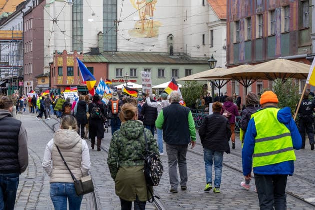 Demonstration gegen die aktuelle Bundesregierung unter Bundeskanzler Friedrich Merz in Augsburg. Unter dem Motto: Merz muss weg! Demoteilnehmer mit Deutschland-Flaggen bzw Fahnen