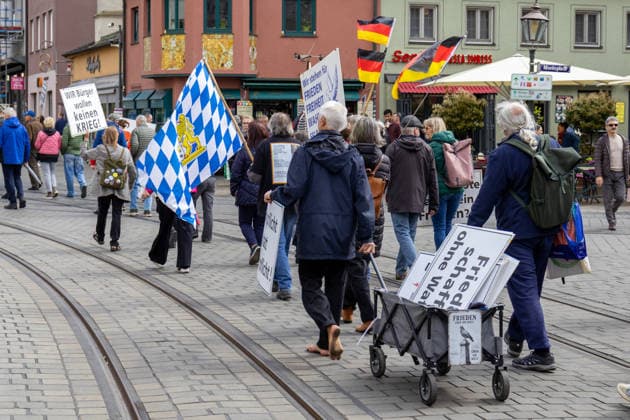 Demonstration gegen die aktuelle Bundesregierung unter Bundeskanzler Friedrich Merz in Augsburg. Unter dem Motto: Merz muss weg! Demoteilnehmer mit Deutschland-Flaggen bzw Fahnen