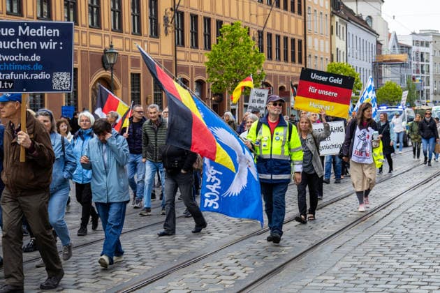 Demonstration gegen die aktuelle Bundesregierung unter Bundeskanzler Friedrich Merz in Augsburg. Unter dem Motto: Merz muss weg! Demoteilnehmer mit Deutschland-Flaggen bzw Fahnen
