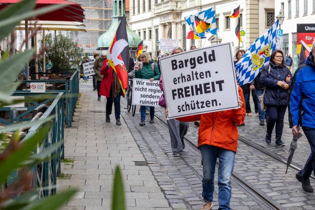 Demonstration gegen die aktuelle Bundesregierung unter Bundeskanzler Friedrich Merz in Augsburg. Unter dem Motto: Merz muss weg! Menschenmenge mit Plakat: BARGELD ERHALTEN FREIHEIT SCHÜTZEN