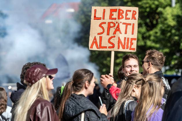 Münchner Krachparade, Plakat: Lieber Späti als nie, jährliche Demo gegen Mietwucher und für mehr Unterstützung von Musikern und Subkultur, München, 16. Mai 2026 Deutschland, München, 16. Mai 2026, Münchner Krachparade, Plakat: Lieber Späti als nie, jährliche Demo gegen Mietwucher und für mehr Unterstützung von Musikern und Subkultur, Motto Lärm rauf, Mieten runter, organisiert vom Bündnis: Mehr Lärm für München, von Musikwagen begleiteter Demozug von der Uni über die Luwigstraße (hier im Foto) bis zur Theresienwiese, Auftakt Samstagnachmittag ab 14 Uhr, Beginn des eigentlichen Demozugs um 16 Uhr, ca. 7000 -8000 Demonstranten, Bayern,