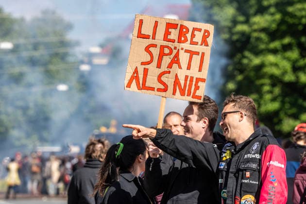 Münchner Krachparade, Plakat: Lieber Späti als nie, jährliche Demo gegen Mietwucher und für mehr Unterstützung von Musikern und Subkultur, München, 16. Mai 2026 Deutschland, München, 16. Mai 2026, Münchner Krachparade, Plakat: Lieber Späti als nie, jährliche Demo gegen Mietwucher und für mehr Unterstützung von Musikern und Subkultur, Motto Lärm rauf, Mieten runter, organisiert vom Bündnis: Mehr Lärm für München, von Musikwagen begleiteter Demozug von der Uni über die Luwigstraße (hier im Foto) bis zur Theresienwiese, Auftakt Samstagnachmittag ab 14 Uhr, Beginn des eigentlichen Demozugs um 16 Uhr, ca. 7000 -8000 Demonstranten, Bayern,