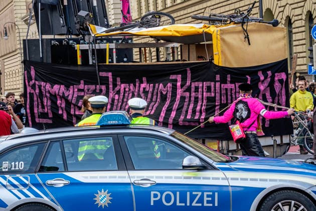 Münchner Krachparade, jährliche Demo gegen Mietwucher und für mehr Unterstützung von Musikern und Subkultur, Musikwagen, München, 16. Mai 2026 Deutschland, München, 16. Mai 2026, Münchner Krachparade, , jährliche Demo gegen Mietwucher und für mehr Unterstützung von Musikern und Subkultur, Motto Lärm rauf, Mieten runter, organisiert vom Bündnis: Mehr Lärm für München, von Musikwagen begleiteter Demozug von der Uni über die Luwigstraße (hier Musikwagen an der Kreuzung mit Von-der-Tann-Straße) bis zur Theresienwiese, Auftakt Samstagnachmittag ab 14 Uhr, Beginn des eigentlichen Demozugs um 16 Uhr, ca. 7000 -8000 Demonstranten, Bayern,