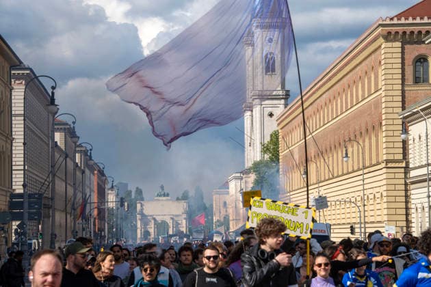 Münchner Krachparade, jährliche Demo gegen Mietwucher und für mehr Unterstützung von Musikern und Subkultur, Demozug auf der Ludwigstraße, München, 16. Mai 2026 Deutschland, München, 16. Mai 2026, Münchner Krachparade, jährliche Demo gegen Mietwucher und für mehr Unterstützung von Musikern und Subkultur, Motto Lärm rauf, Mieten runter, organisiert vom Bündnis: Mehr Lärm für München, von Musikwagen begleiteter Demozug von der Uni über die Luwigstraße (hier im Foto mit Ludwigskirche) bis zur Theresienwiese, Auftakt Samstagnachmittag ab 14 Uhr, Beginn des eigentlichen Demozugs um 16 Uhr, mit transparenter lila Fahne, ca. 7000 -8000 Demonstranten, Bayern,