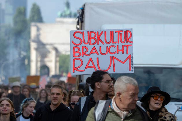 Münchner Krachparade, Plakat: Subkultur braucht Raum, jährliche Demo gegen Mietwucher und für mehr Unterstützung von Musikern und Subkultur, München, 16. Mai 2026 Deutschland, München, 16. Mai 2026, Münchner Krachparade, Plakat: Subkultur braucht Raum, jährliche Demo gegen Mietwucher und für mehr Unterstützung von Musikern und Subkultur, Motto Lärm rauf, Mieten runter, organisiert vom Bündnis: Mehr Lärm für München, von Musikwagen begleiteter Demozug von der Uni über die Luwigstraße (hier im Foto mit Siegestor) bis zur Theresienwiese, Auftakt Samstagnachmittag ab 14 Uhr, Beginn des eigentlichen Demozugs um 16 Uhr, ca. 7000 -8000 Demonstranten, Bayern,