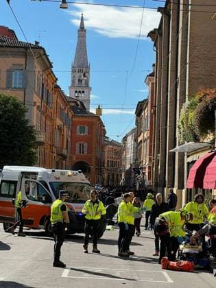 May 16, 2026, Modena: Law enforcement and emergency workers respond after a car plowed into a dozen pedestrians in downtown Modena, Italy, May 16, 2026. Some people were injured, some seriously. ANSA FRANCESCO VECCHI Modena  - ZUMAa110 20260516_zaf_a110_037 Copyright: xFrancescoxVecchix