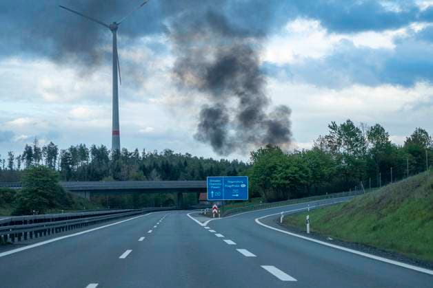 Ein PKW Brand legte den Abendverkehr auf der A 72 am Samstagabend lahm. Direkt an der Landesgrenze Sachsen Bayern fing ein PKW am Dreieck Hochfranken in Richtung Hof Feuer. Die Insassen des Fahrzeuges konnten sich noch rechtzeitig aus dem Fahrzeug befreien. Bei Ankunft der Feuerwehr stand das Fahrzeug jedoch bereits im Vollbrand. Die Kameraden löschten den Brand unter Atemschutz mit Wasser und Schaum. Die A 72 wurde für die Löscharbeiten voll gesperrt. Die Insassen standen sichtlich unter Schock, blieben aber unverletzt. Dreieck Hochfranken Sachsen Deutschland