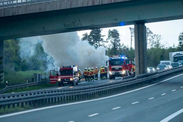 Ein PKW Brand legte den Abendverkehr auf der A 72 am Samstagabend lahm. Direkt an der Landesgrenze Sachsen Bayern fing ein PKW am Dreieck Hochfranken in Richtung Hof Feuer. Die Insassen des Fahrzeuges konnten sich noch rechtzeitig aus dem Fahrzeug befreien. Bei Ankunft der Feuerwehr stand das Fahrzeug jedoch bereits im Vollbrand. Die Kameraden löschten den Brand unter Atemschutz mit Wasser und Schaum. Die A 72 wurde für die Löscharbeiten voll gesperrt. Die Insassen standen sichtlich unter Schock, blieben aber unverletzt. Dreieck Hochfranken Sachsen Deutschland