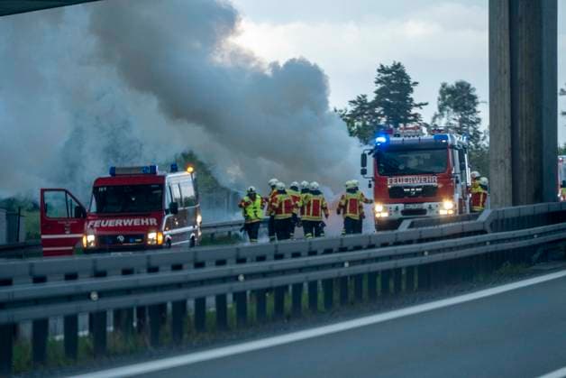 Ein PKW Brand legte den Abendverkehr auf der A 72 am Samstagabend lahm. Direkt an der Landesgrenze Sachsen Bayern fing ein PKW am Dreieck Hochfranken in Richtung Hof Feuer. Die Insassen des Fahrzeuges konnten sich noch rechtzeitig aus dem Fahrzeug befreien. Bei Ankunft der Feuerwehr stand das Fahrzeug jedoch bereits im Vollbrand. Die Kameraden löschten den Brand unter Atemschutz mit Wasser und Schaum. Die A 72 wurde für die Löscharbeiten voll gesperrt. Die Insassen standen sichtlich unter Schock, blieben aber unverletzt. Dreieck Hochfranken Sachsen Deutschland