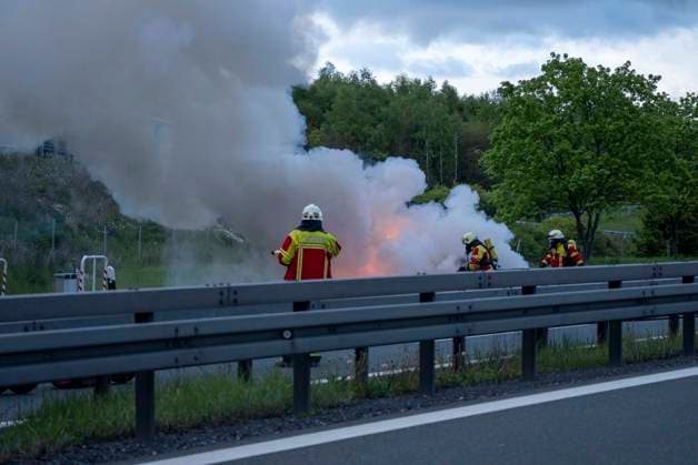 Ein PKW Brand legte den Abendverkehr auf der A 72 am Samstagabend lahm. Direkt an der Landesgrenze Sachsen Bayern fing ein PKW am Dreieck Hochfranken in Richtung Hof Feuer. Die Insassen des Fahrzeuges konnten sich noch rechtzeitig aus dem Fahrzeug befreien. Bei Ankunft der Feuerwehr stand das Fahrzeug jedoch bereits im Vollbrand. Die Kameraden löschten den Brand unter Atemschutz mit Wasser und Schaum. Die A 72 wurde für die Löscharbeiten voll gesperrt. Die Insassen standen sichtlich unter Schock, blieben aber unverletzt. Dreieck Hochfranken Sachsen Deutschland