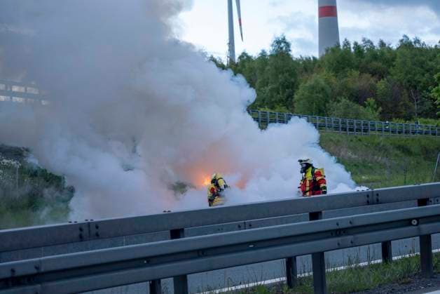 Ein PKW Brand legte den Abendverkehr auf der A 72 am Samstagabend lahm. Direkt an der Landesgrenze Sachsen Bayern fing ein PKW am Dreieck Hochfranken in Richtung Hof Feuer. Die Insassen des Fahrzeuges konnten sich noch rechtzeitig aus dem Fahrzeug befreien. Bei Ankunft der Feuerwehr stand das Fahrzeug jedoch bereits im Vollbrand. Die Kameraden löschten den Brand unter Atemschutz mit Wasser und Schaum. Die A 72 wurde für die Löscharbeiten voll gesperrt. Die Insassen standen sichtlich unter Schock, blieben aber unverletzt. Dreieck Hochfranken Sachsen Deutschland