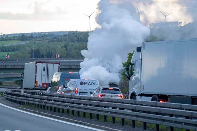 Ein PKW Brand legte den Abendverkehr auf der A 72 am Samstagabend lahm. Direkt an der Landesgrenze Sachsen Bayern fing ein PKW am Dreieck Hochfranken in Richtung Hof Feuer. Die Insassen des Fahrzeuges konnten sich noch rechtzeitig aus dem Fahrzeug befreien. Bei Ankunft der Feuerwehr stand das Fahrzeug jedoch bereits im Vollbrand. Die Kameraden löschten den Brand unter Atemschutz mit Wasser und Schaum. Die A 72 wurde für die Löscharbeiten voll gesperrt. Die Insassen standen sichtlich unter Schock, blieben aber unverletzt. Dreieck Hochfranken Sachsen Deutschland