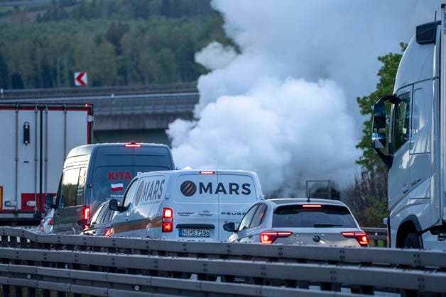 Ein PKW Brand legte den Abendverkehr auf der A 72 am Samstagabend lahm. Direkt an der Landesgrenze Sachsen Bayern fing ein PKW am Dreieck Hochfranken in Richtung Hof Feuer. Die Insassen des Fahrzeuges konnten sich noch rechtzeitig aus dem Fahrzeug befreien. Bei Ankunft der Feuerwehr stand das Fahrzeug jedoch bereits im Vollbrand. Die Kameraden löschten den Brand unter Atemschutz mit Wasser und Schaum. Die A 72 wurde für die Löscharbeiten voll gesperrt. Die Insassen standen sichtlich unter Schock, blieben aber unverletzt. Dreieck Hochfranken Sachsen Deutschland