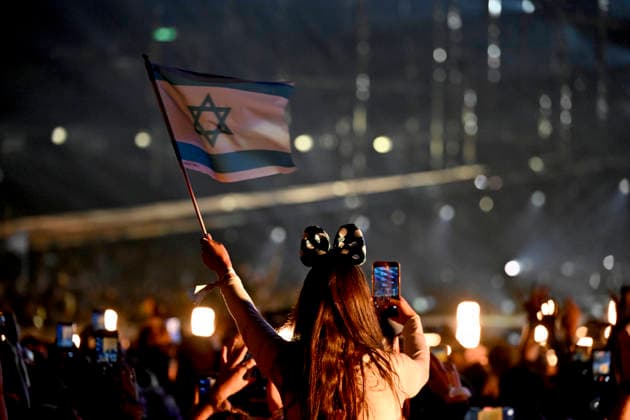 VIENNA, AUSTRIA 20260516 A fan with an Israeli flag in the audience as Noam Bettan representing Israel with the entry Michelle performs during the final of the 70th Eurovision Song Contest ESC at the Wiener Stadthalle in Vienna, Austria, Saturday, May 16, 2026 VIENNA AUSTRIA x10070x  Copyright: xJessicaxGow TTx EUROVISION 2026 FINAL 78UN1KkZHUg