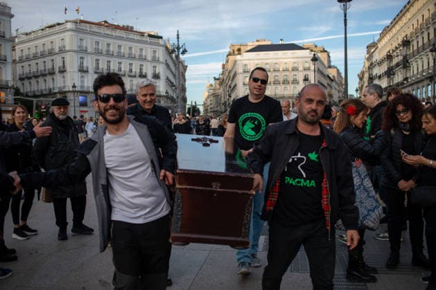 May 16, 2026, Madrid, Spain: Anti-bullfighting activists carry a coffin representing the death of bulls in the bullring Protesters organized an anti-bullfighting rally organized by PACMA (Animal Rights Party for the Environment) to protest the lives of the bulls killed during the traditional festivities of San Isidro Labrador, patron saint of Madrid. Madrid Spain  - ZUMAs197 20260516_aaa_s197_473 Copyright: xDavidxCanalesx