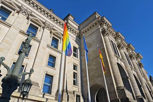 Berlin, Deutschland, 17.05.2026: Deutscher Bundestag: International Day against Homophobia, Biphobia, Interphobia, Transphobia and Acephobia: Regenbogenflaggen sind gehisst. Der 17. Mai wird von homosexuellen, später auch bisexuellen, trans-, intergeschlechtlichen und asexuellen Menschen, als Aktionstag begangen. Copyright: xdtsxNachrichtenagenturx dts_119079