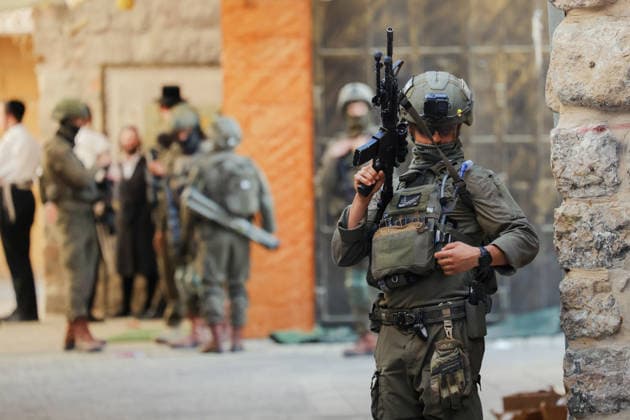 Hebron Israeli Settlers Tour May 16 An armed Israeli soldier stands guard in the Old City of Hebron, the occupied West Bank, on May 16, 2026. The area is routinely secured by troops to allow Israeli settlers to tour the city. Hebron West Bank Palestinian Territories Copyright: xMosabxShawerx