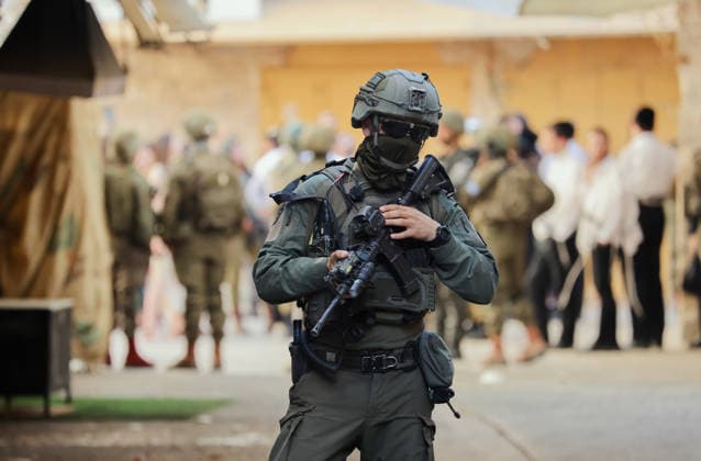 Hebron Israeli Settlers Tour May 16 An armed Israeli soldier stands guard in the Old City of Hebron, the occupied West Bank, on May 16, 2026. The area is routinely secured by troops to allow Israeli settlers to tour the city. Hebron West Bank Palestinian Territories Copyright: xMosabxShawerx