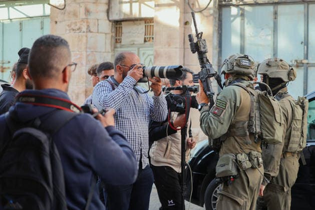 Hebron Israeli Settlers Tour May 16 Photographers take pictures of armed Israeli soldiers in the Old City of Hebron, the occupied West Bank, on May 16, 2026. The area is routinely secured by troops to allow Israeli settlers to tour the city. Hebron West Bank Palestinian Territories Copyright: xMosabxShawerx