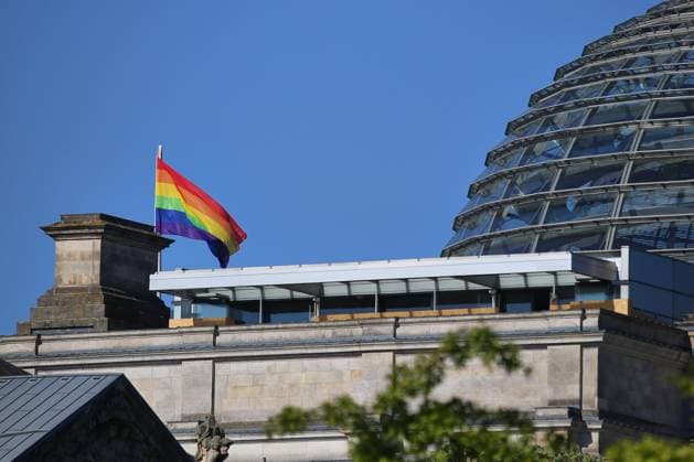 News Bilder des Tages Berlin, Deutschland, 17.05.2026: Deutscher Bundestag: International Day against Homophobia, Biphobia, Interphobia, Transphobia and Acephobia: Regenbogenflaggen sind gehisst. Der 17. Mai wird von homosexuellen, später auch bisexuellen, trans-, intergeschlechtlichen und asexuellen Menschen, als Aktionstag begangen. Copyright: xdtsxNachrichtenagenturx dts_119082