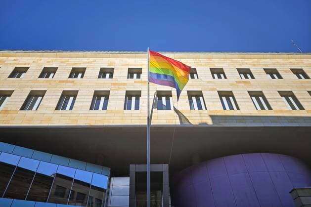 Berlin, Deutschland, 17.05.2026: Britische Botschaft: International Day against Homophobia, Biphobia, Interphobia, Transphobia and Acephobia: Regenbogenflaggen sind gehisst. Der 17. Mai wird von homosexuellen, später auch bisexuellen, trans-, intergeschlechtlichen und asexuellen Menschen, als Aktionstag begangen. Copyright: xdtsxNachrichtenagenturx dts_119083